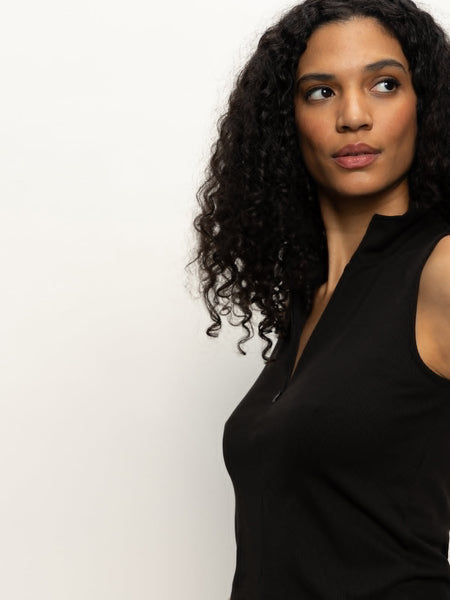 SLEEVELESS ZIP MOCK TOP