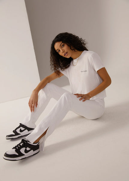 THE FAVORITE DAUGHTER CROPPED LOGO TEE